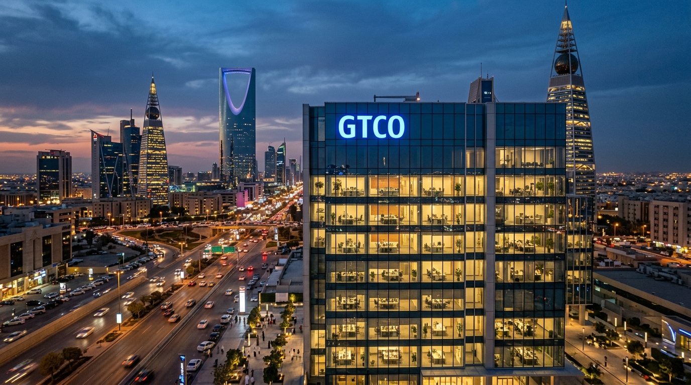 أفق الرياض عند غروب الشمس مع مبانٍ زجاجية حديثة ومسارات مضيئة